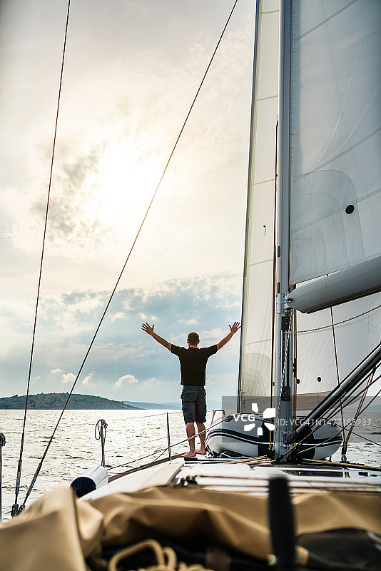 船员享受帆船上的时光图片素材