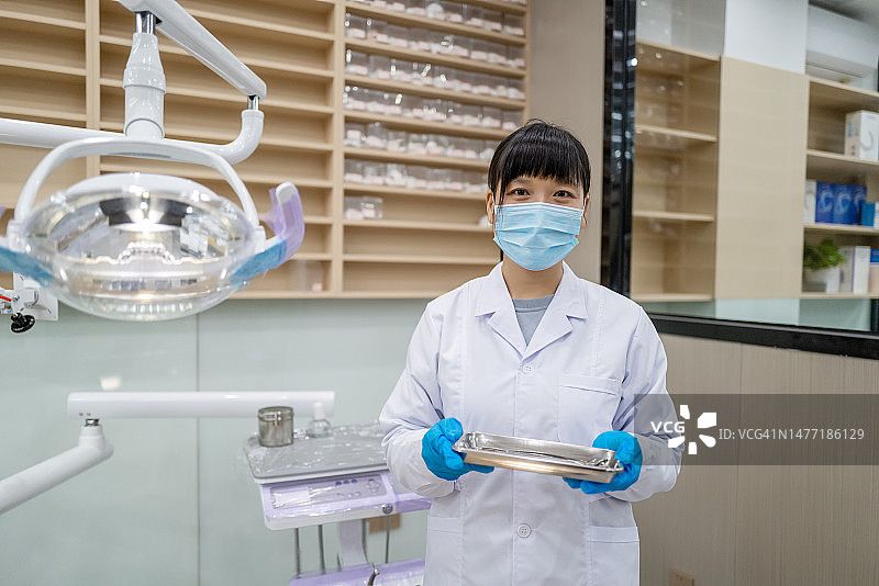 一位女牙医正在准备手术器械图片素材