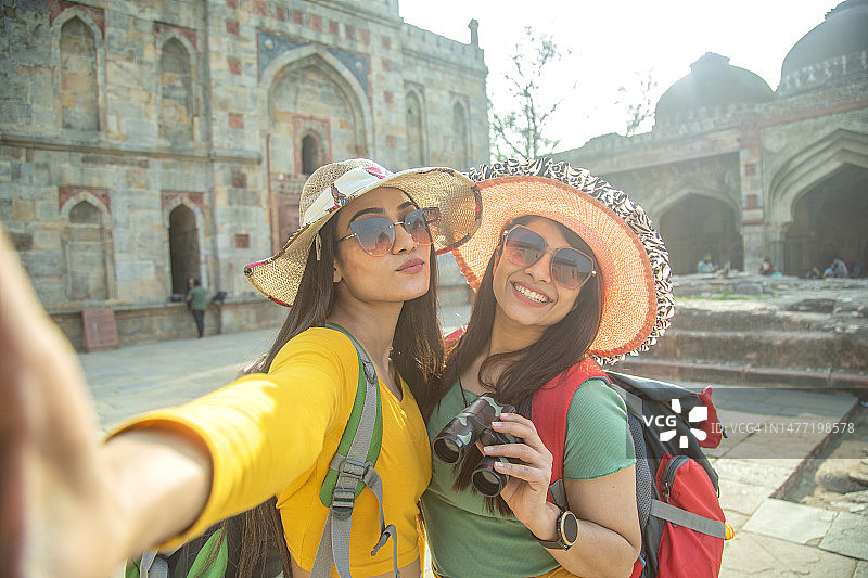 两位女性朋友在历史遗址自拍图片素材