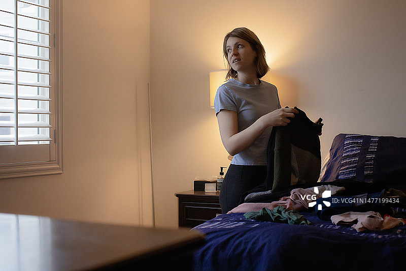 折叠好的待洗衣物图片素材