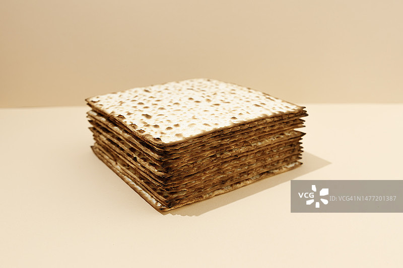 犹太薄脆饼/逾越节麦扎饼在米色背景上图片素材