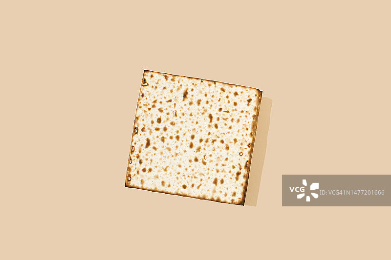 犹太薄脆饼/逾越节麦扎饼在米色背景上图片素材