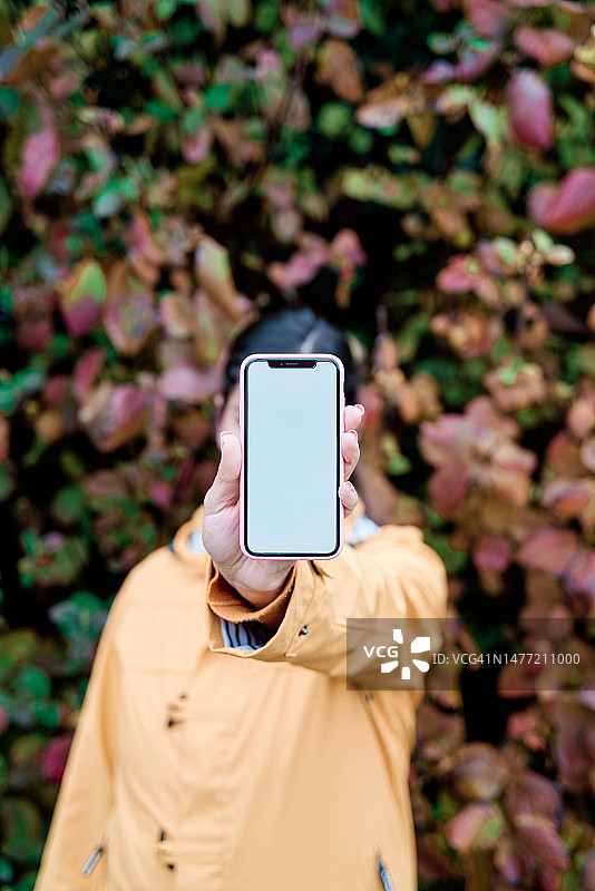 不露脸的人拿着智能手机图片素材