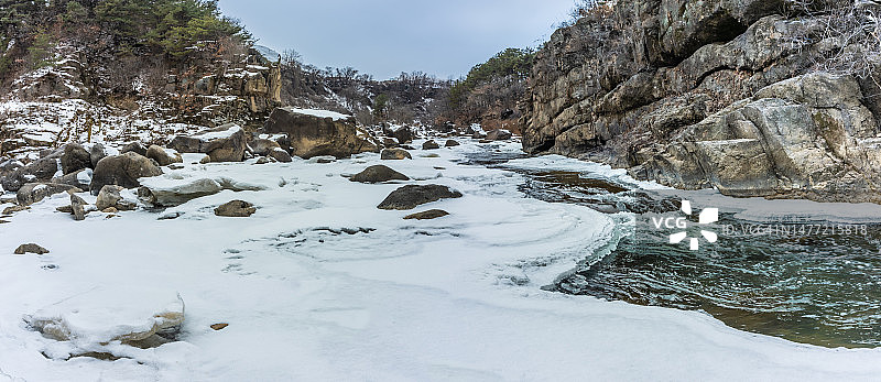江原道铁原郡汉滩江河谷风光图片素材