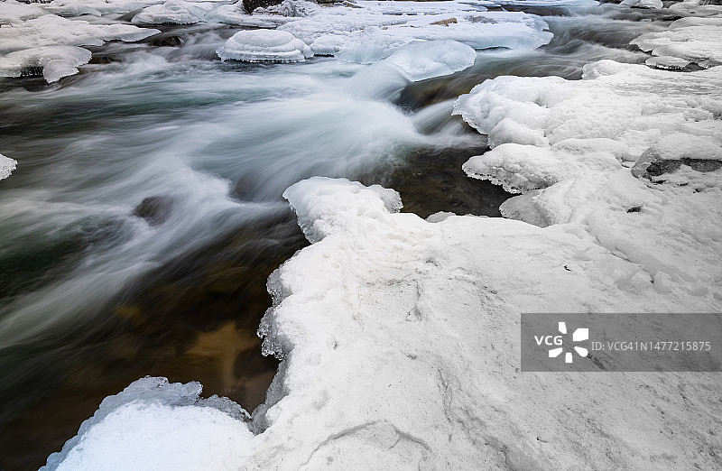 江原道铁原郡汉滩江河谷风光图片素材