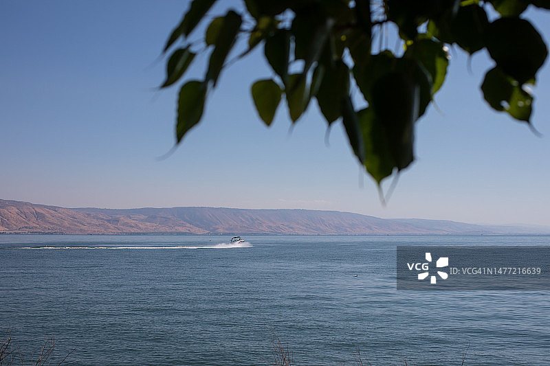 以色列太巴列湖水面上的船只图片素材