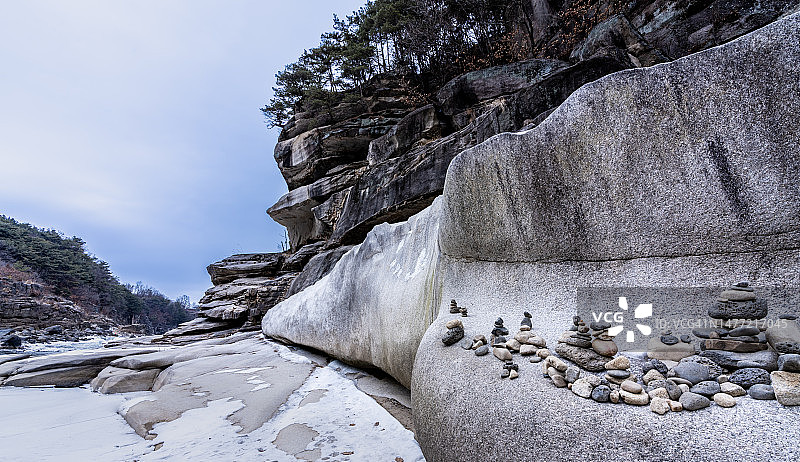 江原道铁原郡汉滩江河谷风光图片素材