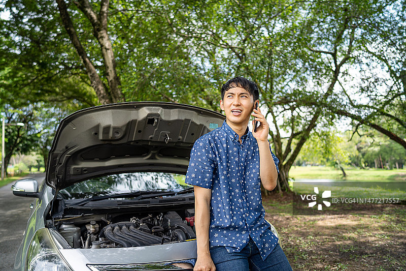 男人在车辆抛锚后呼叫路边救援图片素材