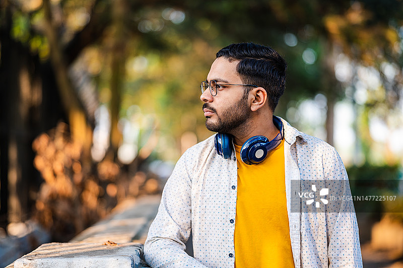 快乐的年轻印度男子照片图片素材