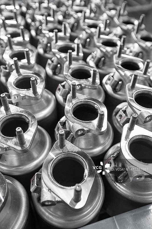排列成数组的机器零件图片素材