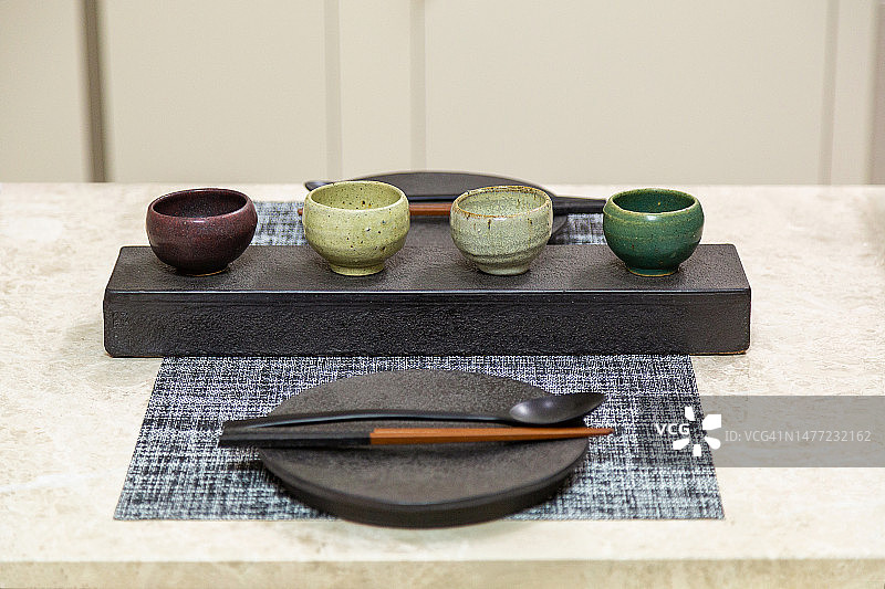 摆放着传统图案茶杯和碗的桌子图片素材