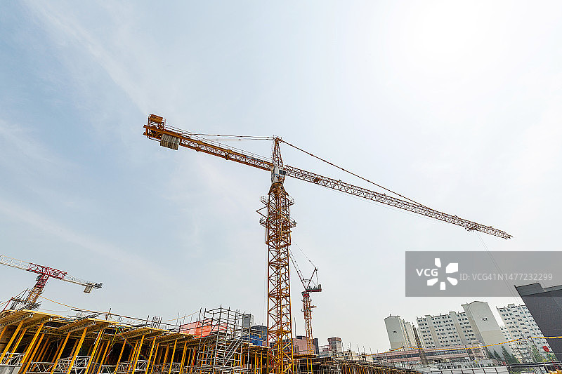 起重机视野下的公寓建筑工地图片素材