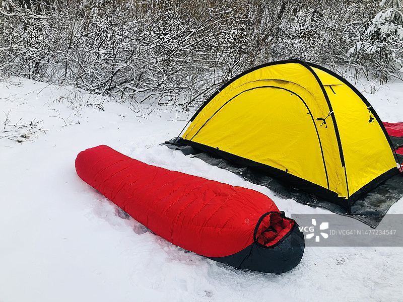 冬季露营睡袋帐篷图片素材