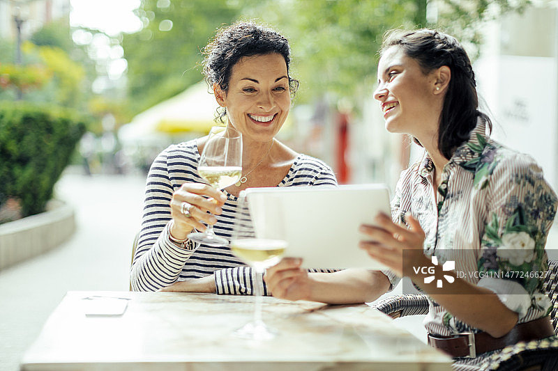 母亲和成年的女儿共度时光图片素材