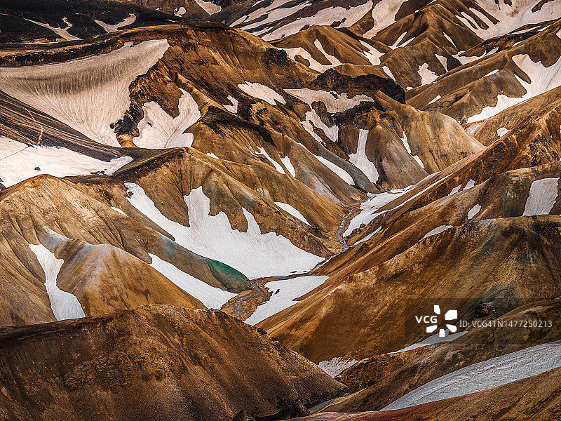 Landmannalaugar彩色山脉，部分被初夏的雪覆盖。从Brennisteinsalda火山观看山脉，Fjallabak自然保护区，冰岛高地图片素材