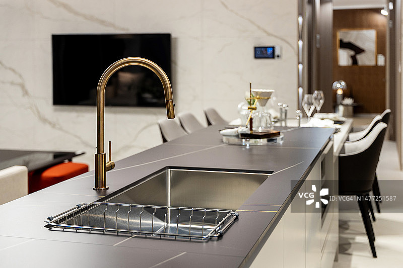 带水槽和餐桌的厨房一角图片素材