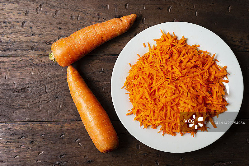 白色盘子里的胡萝卜丝图片素材