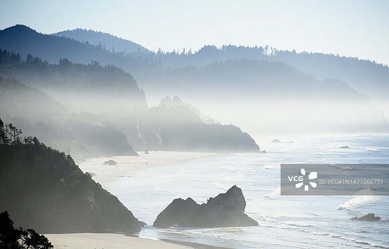 在坎农海滩上行走的人们图片素材