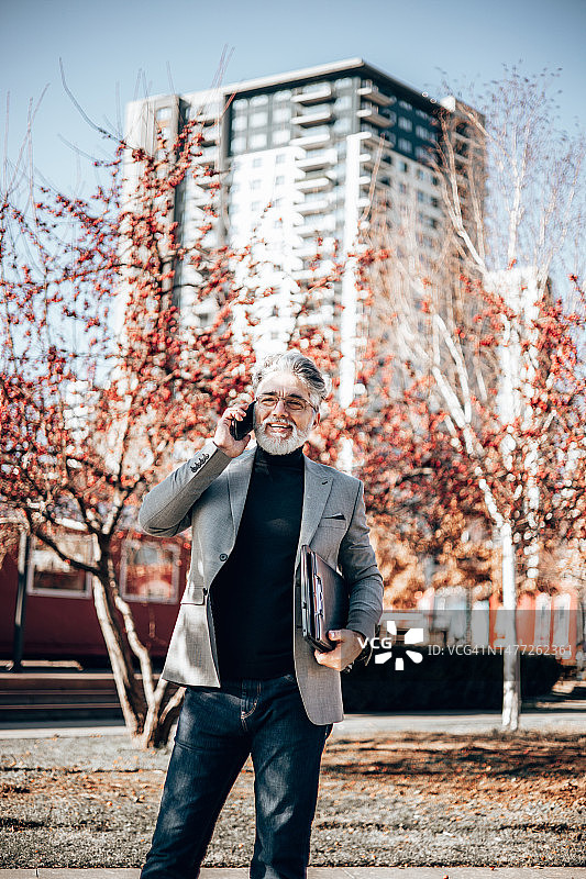 城市街道上的年长商人图片素材