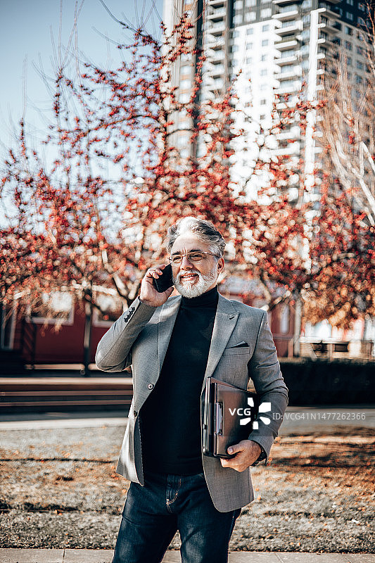 城市街道上的年长商人图片素材