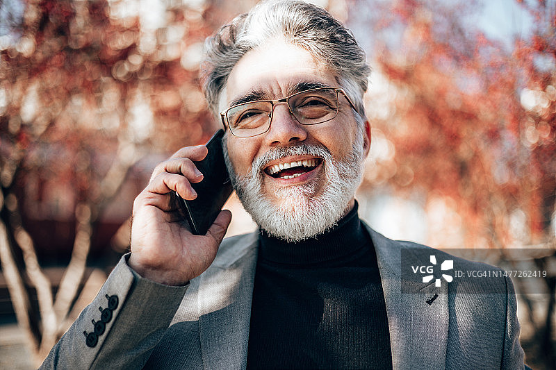 城市街道上的年长商人图片素材