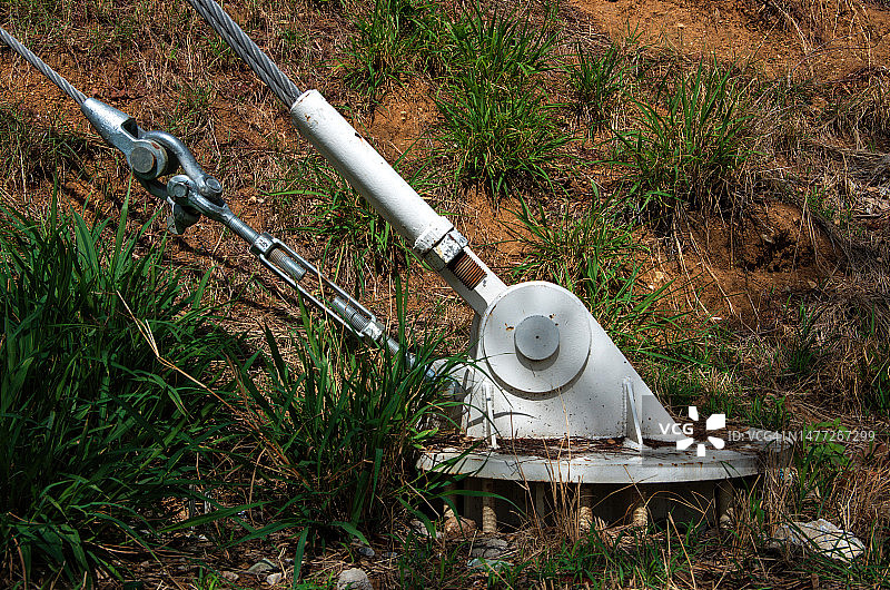 带蝶形螺母和地锚点的钢丝绳拉紧器图片素材