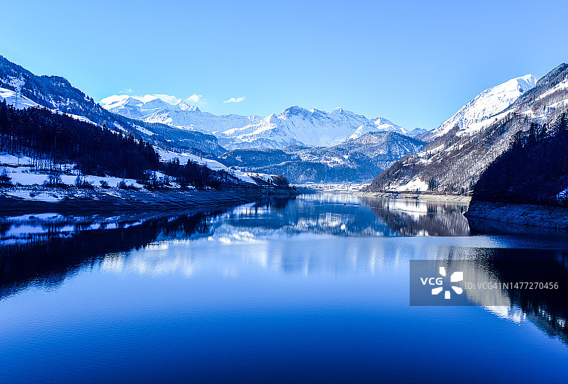 龙疆湖中的山峰倒影（瑞士上瓦尔登州）图片素材