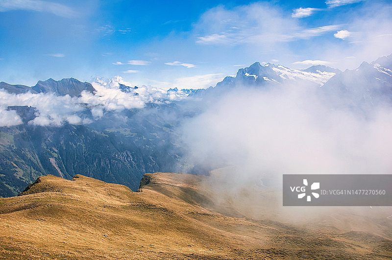 瑞士伯尔尼，雾中的曼丽申山景观图片素材