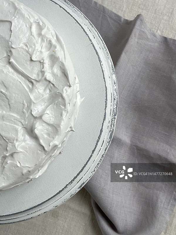 自制柠檬蛋白酥皮派在乡村蛋糕架上俯视图图片素材