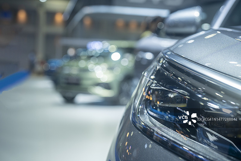 经销商处一排新款小型汽车图片素材