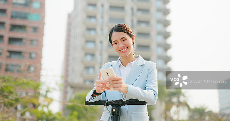使用手机与电动滑板车图片素材