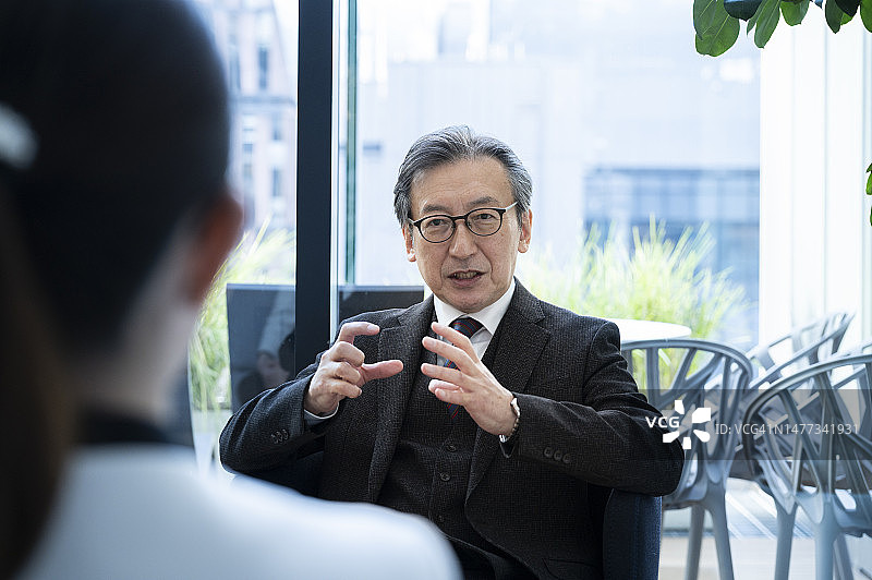 专家向客户讲解图片素材