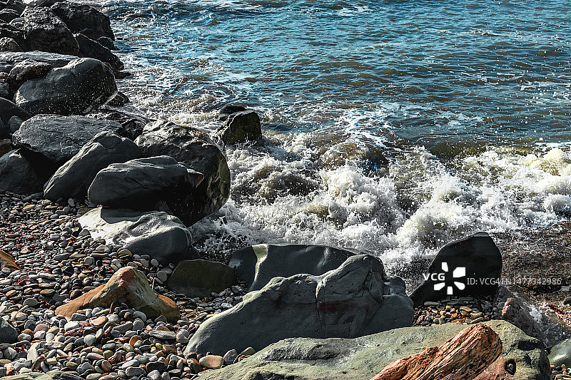 沙滩上白色海浪泡沫图片素材