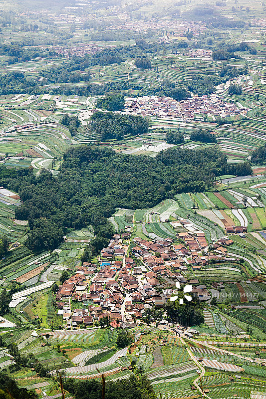 航拍：农田和村庄图片素材