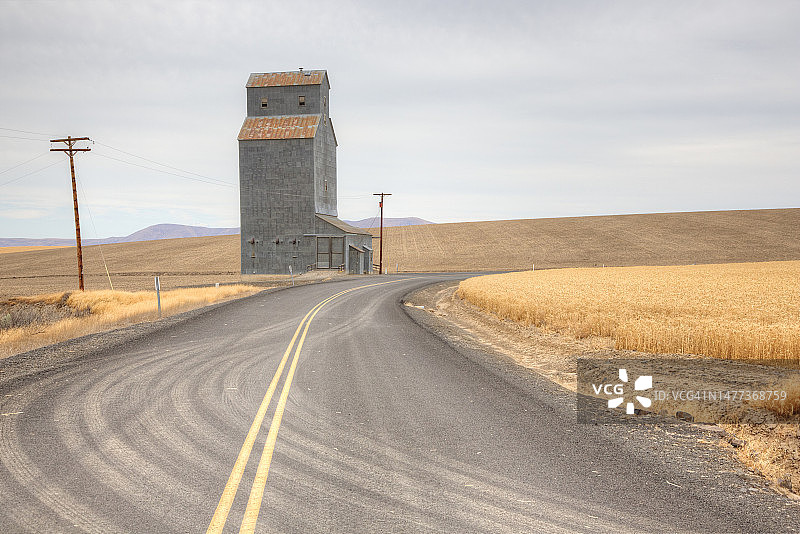 铺砌道路上的泥泞轮胎痕迹图片素材