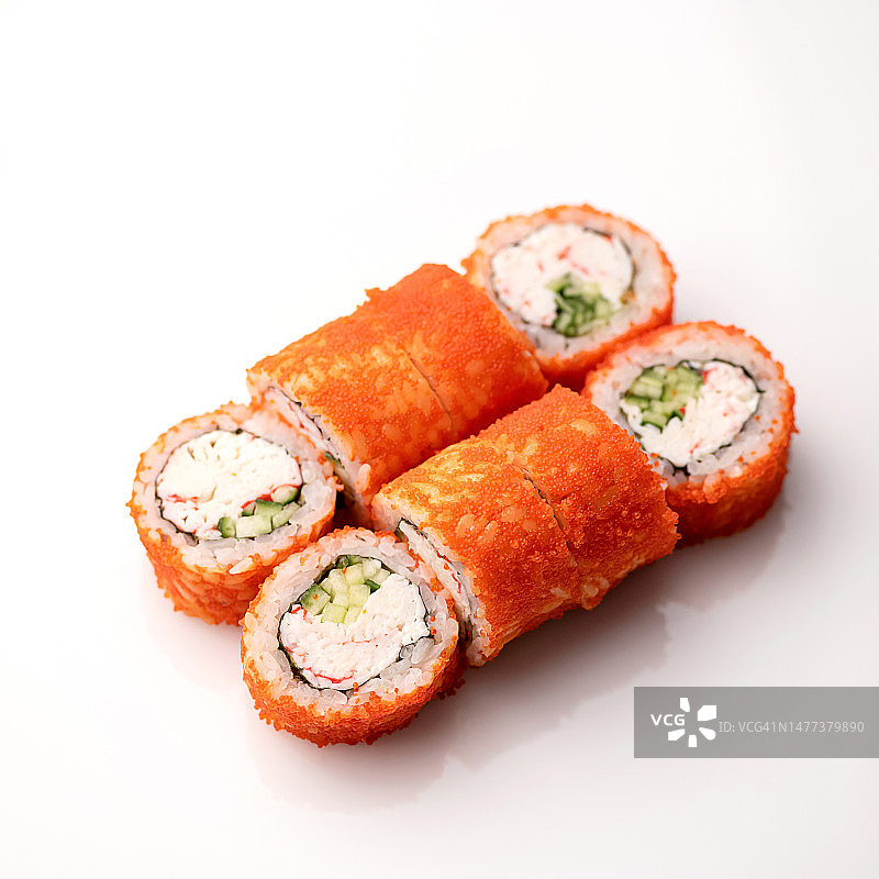 加州寿司卷拼盘，配飞鱼籽、蟹肉、牛油果、黄瓜和奶油奶酪。日式料理。亚洲美食。海鲜菜肴。白色背景。顶视图。留白图片素材