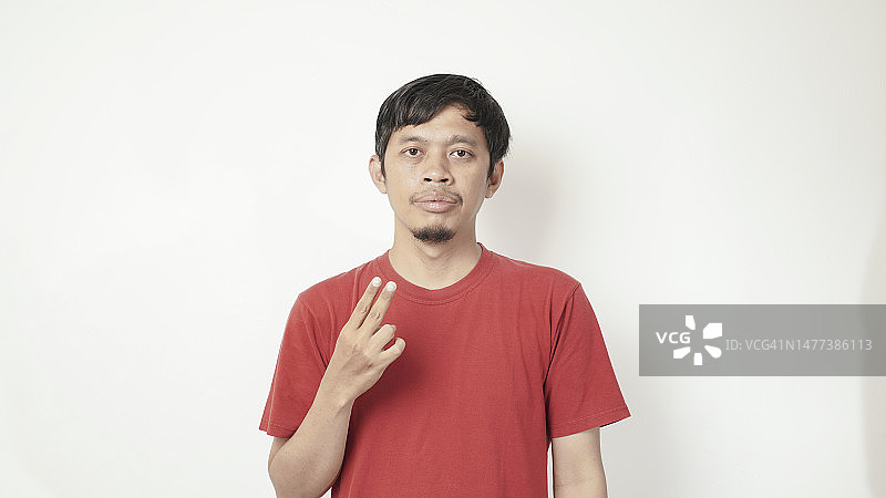 年轻男士用手势表达图片素材