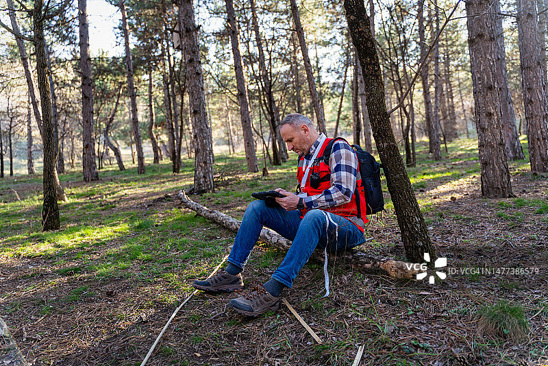 研究环境的森林管理员，步行中的森林巡护员图片素材