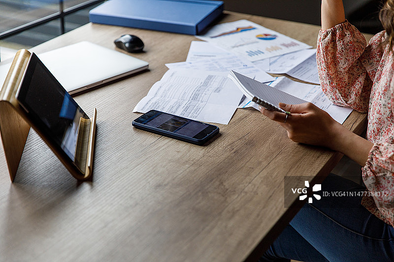 年轻女子在家整理财务图片素材