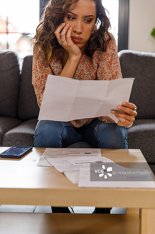 整理账单时为财务苦恼的女人图片素材