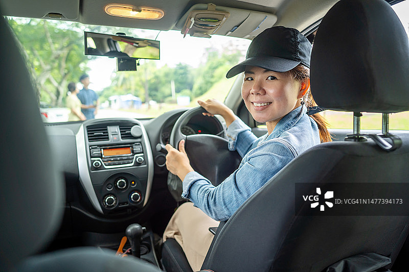驾驶座上自信的女司机图片素材