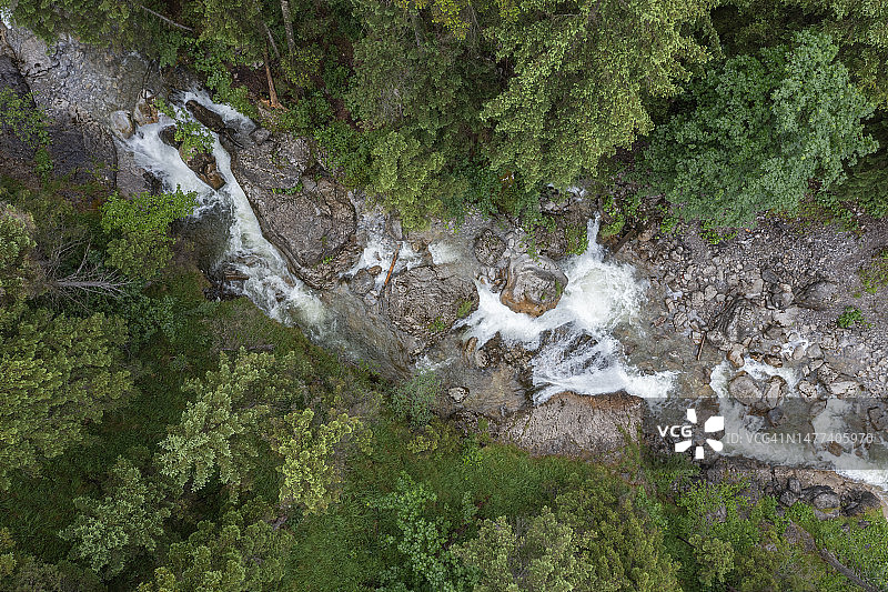 Kuhfluchtwasserfalls瀑布附近Kuhflucghtgraben山溪瀑布鸟瞰图。图片素材