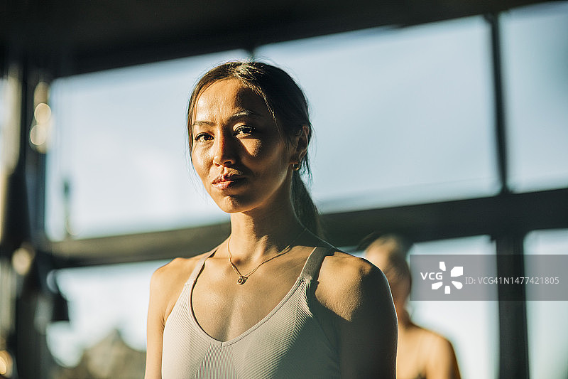 年轻女子在静修中心瑜伽课上的肖像图片素材