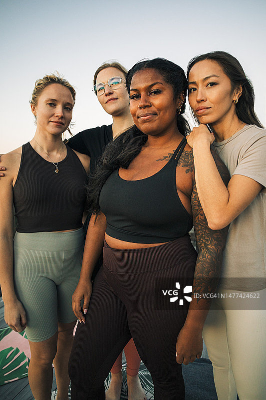 在休养中心站在一起的多种族女性朋友肖像图片素材