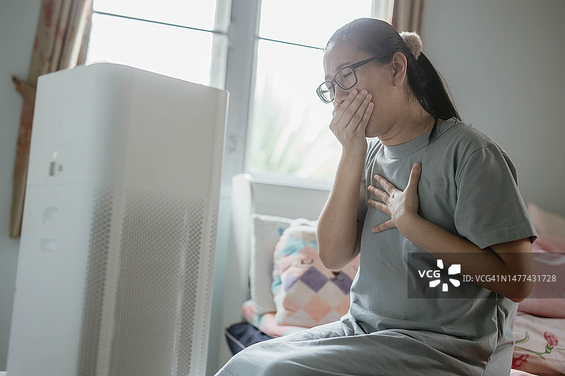 孕妇打开空气净化器图片素材