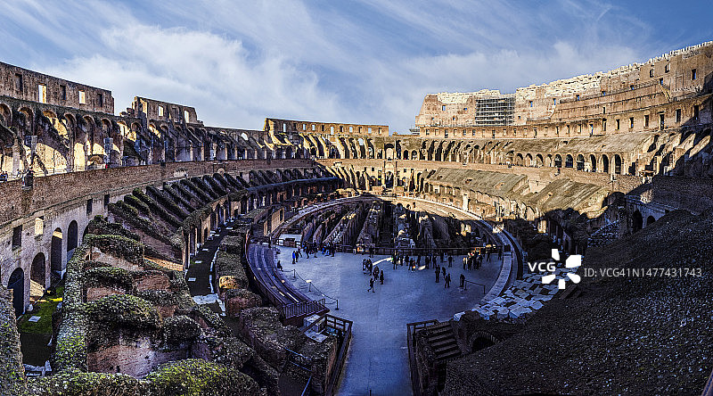 罗马斗兽场内部，游客正在参观图片素材