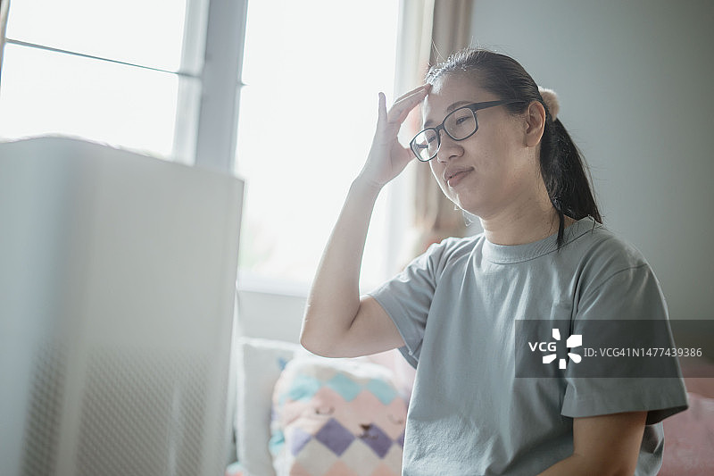 孕妇在空气中除尘图片素材