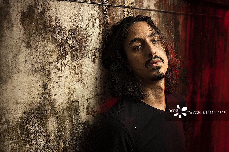 走廊里的男人 портрет图片素材