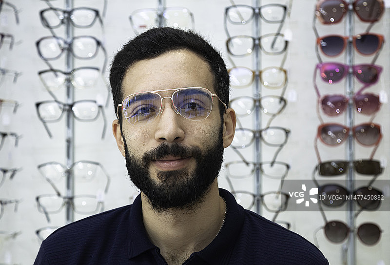 男人在眼镜店试戴眼镜图片素材