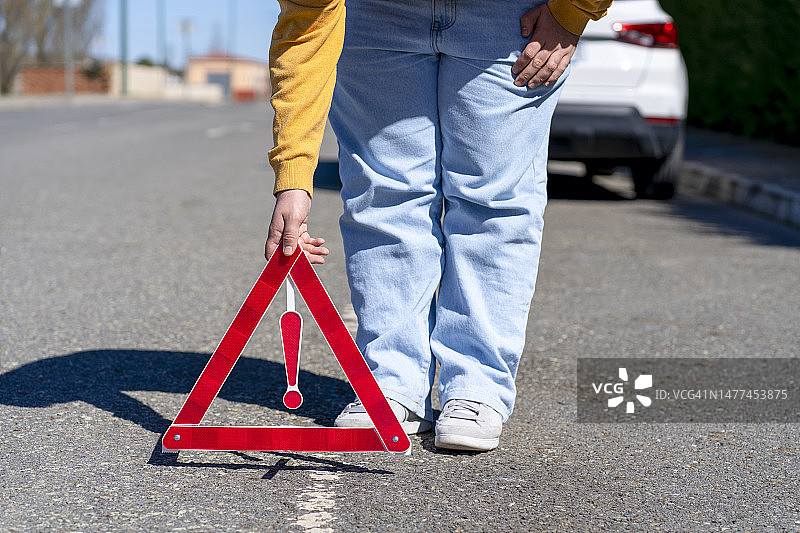 带有红色紧急三角标志的匿名男人图片素材
